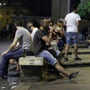Selfie, brindisi e bevute di gruppo: la prima notte anti alcol &egrave; un flop