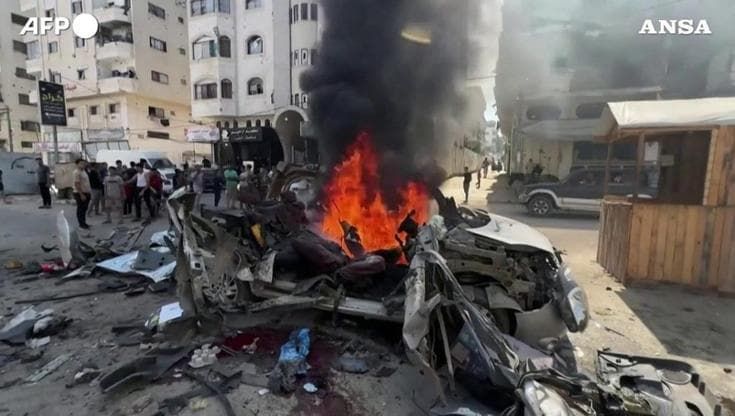 Gaza City, l'Idf colpisce un'auto in città: due morti nel rogo impressionante