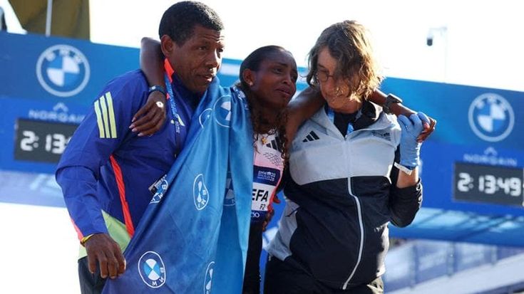Tigst Assefa, sfiora il record della maratona con il tendine d’Achille rotto