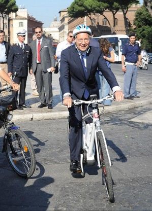 In bici con il caschetto, Marino in 'tour'<br /> bacchetta gli operatori Ama sulla differenziata
