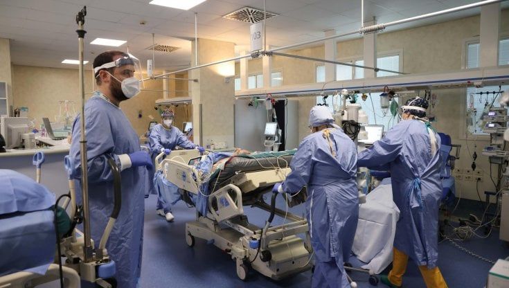 Covid, prosegue il calo dei ricoveri. A Parma 506 nuovi positivi 