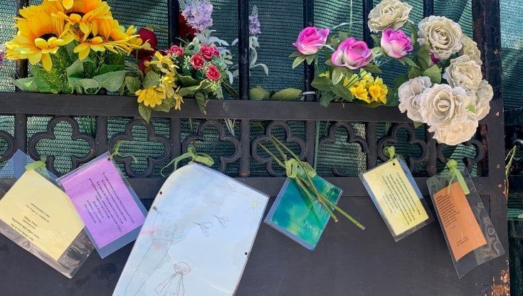 Cimitero Camogli, tre mesi dopo quel muro del pianto con versi d'autore