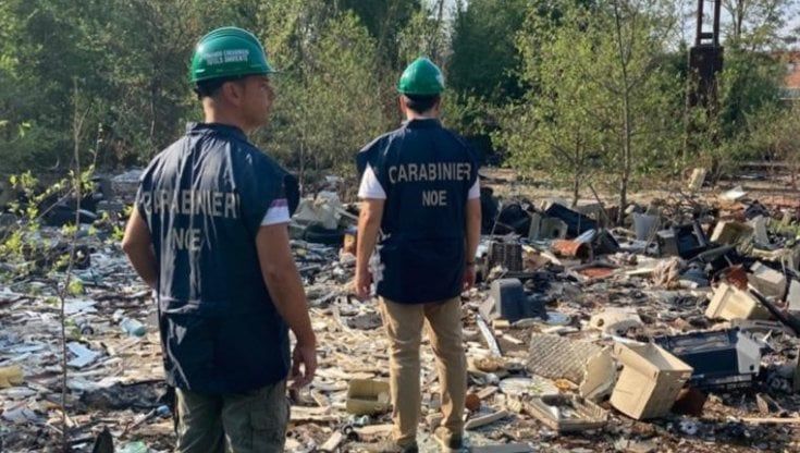Moncalieri, discarica abusiva a cielo aperto: rifiuti elettrici e plastica bruciata. Area sequestrata