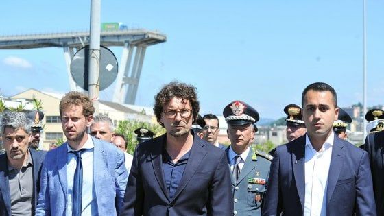 Ponte Morandi, scontro M5s-Pd. Di Maio: "A noi Benetton non pagava campagne". Renzi: "O è un bugiardo o uno sciacallo"