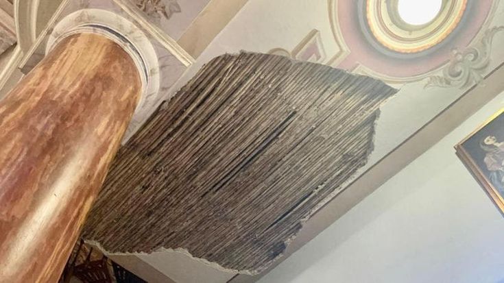 Crolla intonaco dal soffitto del santuario di Santa Sofia durante la messa: un ferito a Poderia