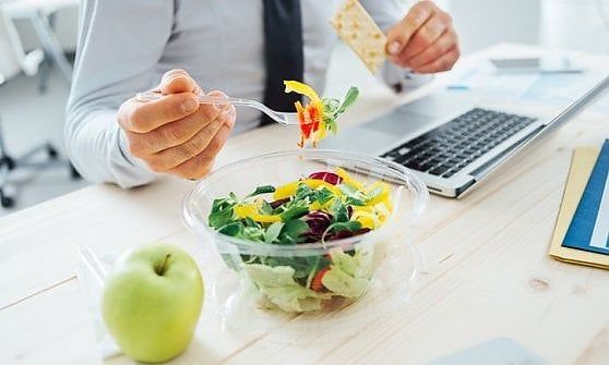 Mangiare sano al lavoro, il primato agli spagnoli