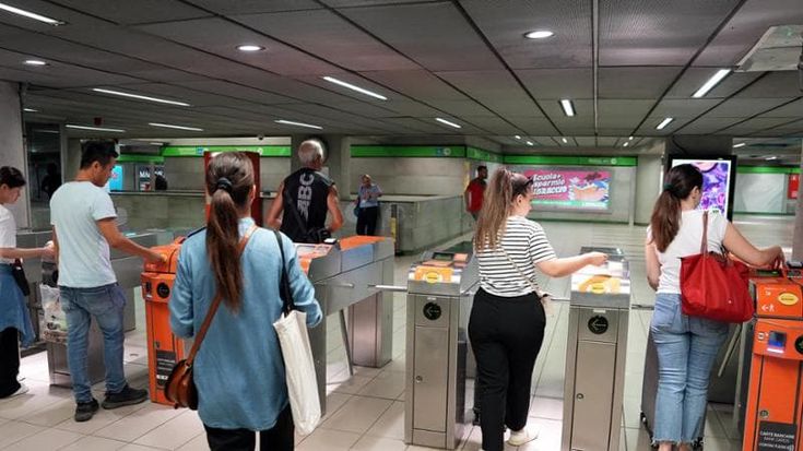 Atm rinvia a marzo il passaggio dal biglietto alla tessera elettronica: in alcune stazioni ci sono ancora i vecchi tornelli