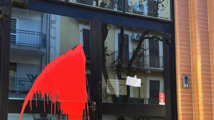 Bari, assalto alla sede del Municipio I con spray e piccone: “Vendetta per Ramy”