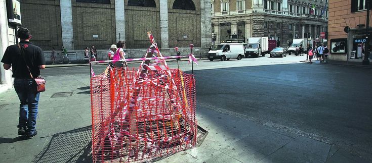 Plastica più ferro estetica e sfacelo dell'abbandono