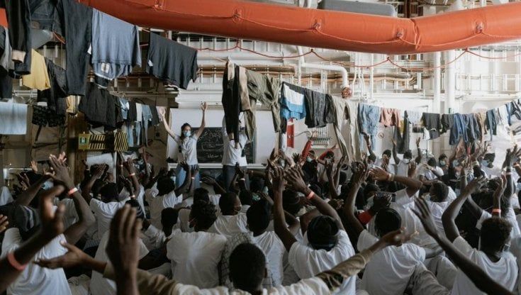 Migranti, la Geo Barents va a Palermo. Assegnato il porto per lo sbarco dei 367 migranti salvati da Msf 