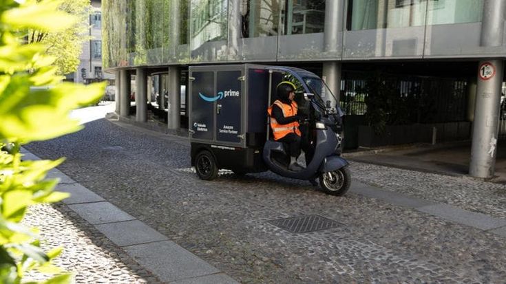 Amazon nel centro di Lecce arriva con gli scooter elettrici: nella Ztl consegne a zero emissioni