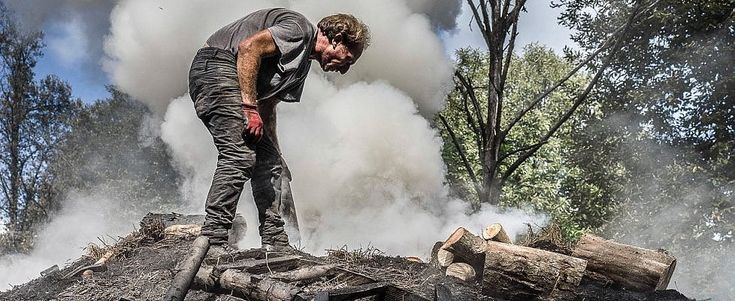 Gli ultimi "carvunàri" nella Calabria che resiste