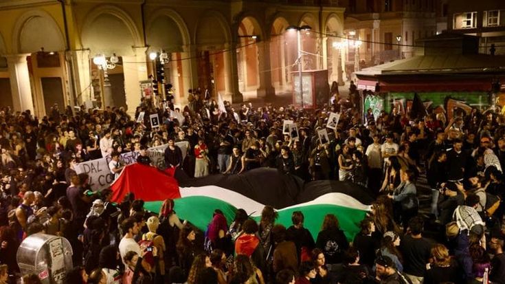 Rivolta Pride e pro Pal, ingorgo cortei nel centro di Bologna. E arrivano i Patrioti