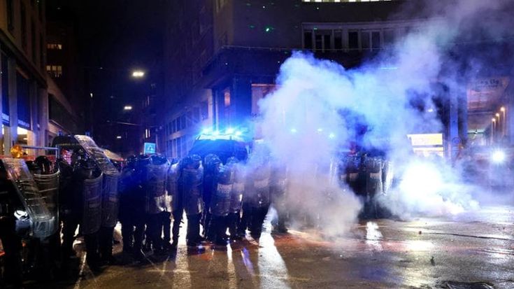 Virtus-Maccabi, guerriglia in centro tra i cantieri: cariche, barricate, fumogeni e idranti. Diretta
