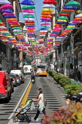 Ombrelli in centro e fiori a Nervi, Genova a colori