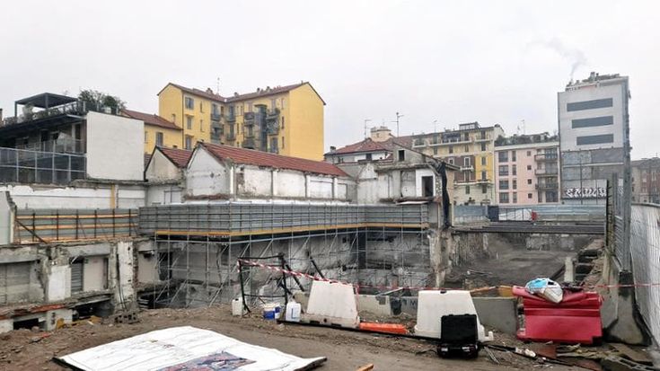 Via Crema, la palazzina Liberty è già stata abbattuta ma ora arriva lo stop del Comune