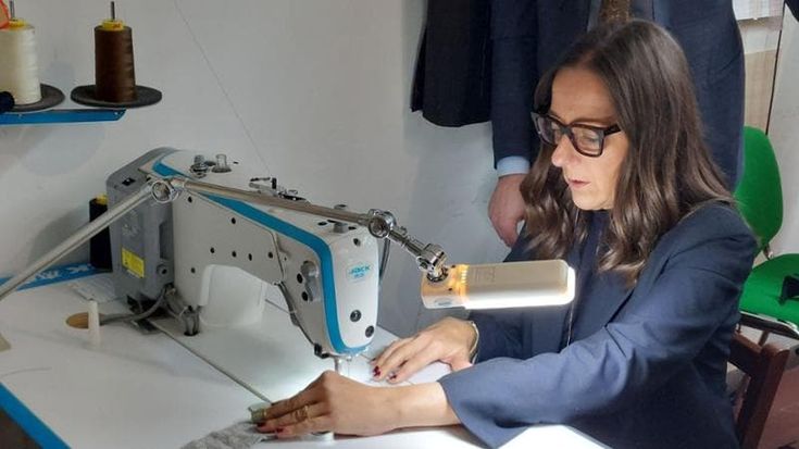 La sindaca Funaro sarta per un giorno: via al progetto di Confartigianato per tramandare i mestieri