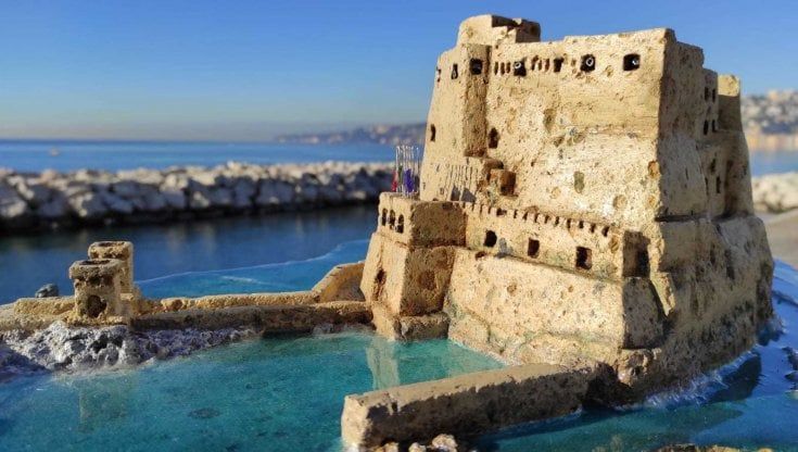 Napoli, il pompiere che scolpisce monumenti nel tufo: "E' il simbolo della città"