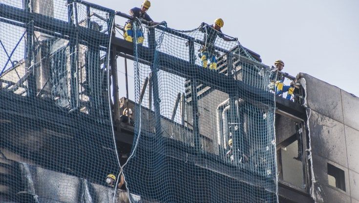 Milano, l'incendio di via Antonini: “Quei materiali non bruciano”. Indagini sui test 