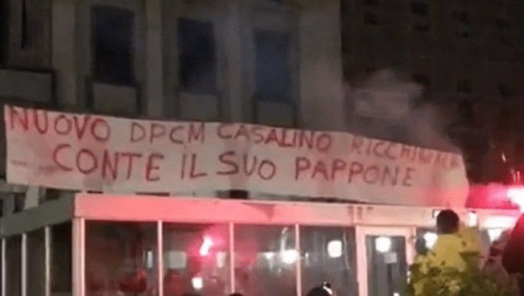 Striscione omofobo contro Rocco Casalino e insulti a Conte a Varese: la denuncia di Arcigay