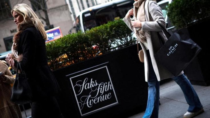 Crisi del lusso, falliscono i magazzini Saks: da Valentino a Zegna, i big italiani fanno i conti