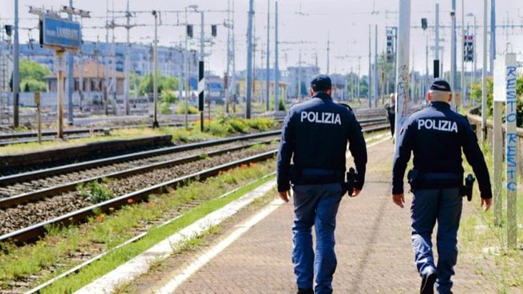Picchia un adolescente sul treno per rubargli il passamontagna: denunciato ragazzo di 19 anni