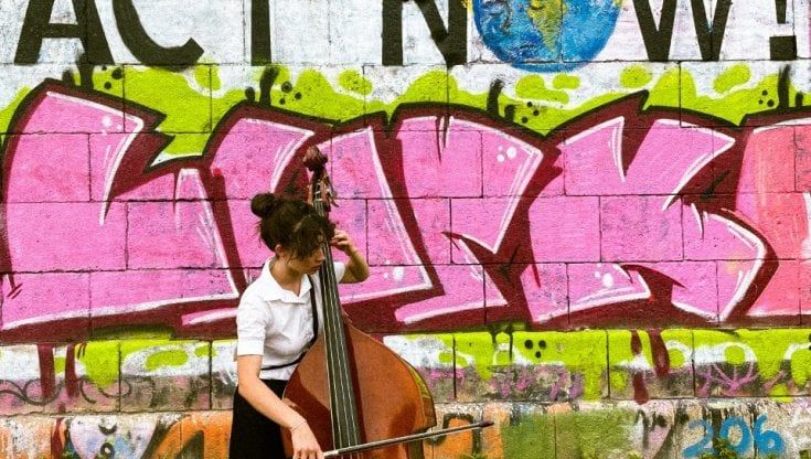 "Lotta", la giovane musicista che mette l'arte al servizio dell'ambiente