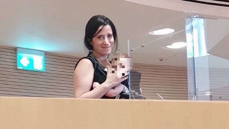 Puglia, la consigliera M5S in aula con la figlia di 7 mesi: "Spero di aver aperto la strada ad altre donne"