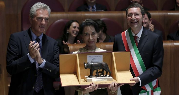 Aung San Suu Kyi &egrave; cittadina di Roma<br />la cerimonia in Campidoglio con Marino