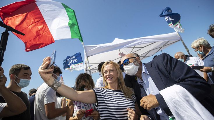 Il costume tricolore di Giorgia Meloni, quando il capo politico è un brand