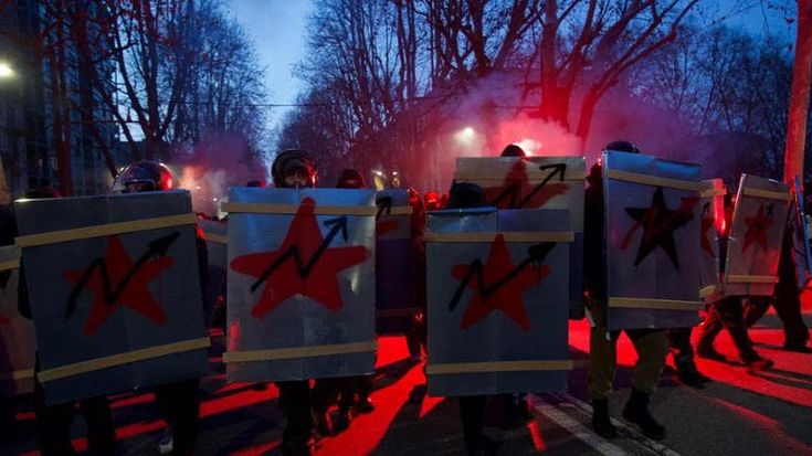 Torino sotto assedio per Askatasuna: blitz premeditato tra molotov, estintori e sassi che volavano