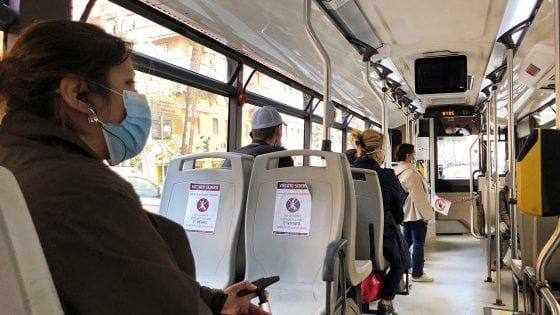 Trasporti, strisce blu di nuovo a pagamento. Atac, scontro sulla ripresa: "Nessuna regola sui passeggeri a bordo dei bus"