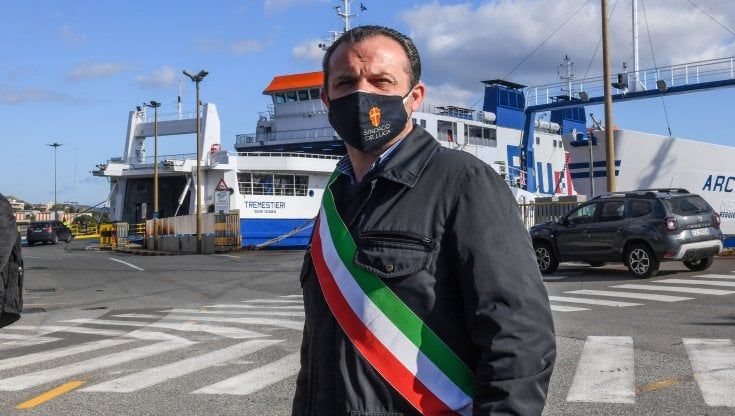 La politica social che si fa largo a colpi di pernacchie