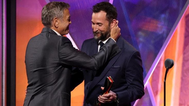 Sorpresa, la reunion di “E.R.”: Clooney e Wyle insieme sul palco si premiano a vicenda