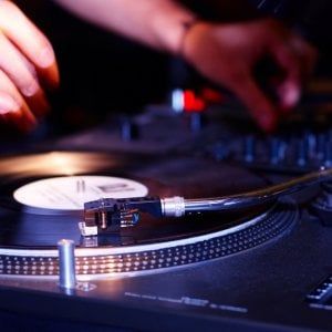 Musica, ballo e una radio, un progetto per gli adolescenti che si ammalano di tumore