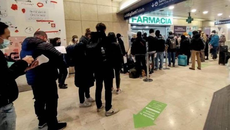 Corsa ai vaccini, code negli hub di tutta Italia