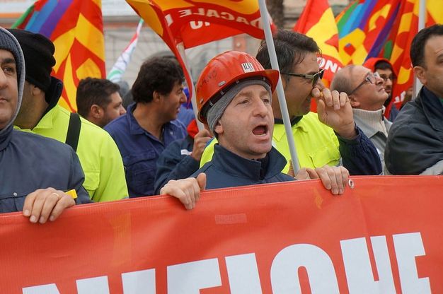 Ilva, il corteo degli operai paralizza Taranto