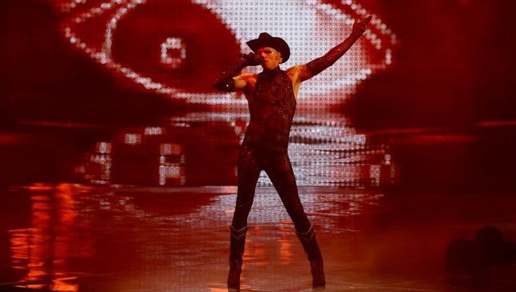 Achille Lauro, il cowboy in pizzo nero che sfida l'Italia con il toro Roberta