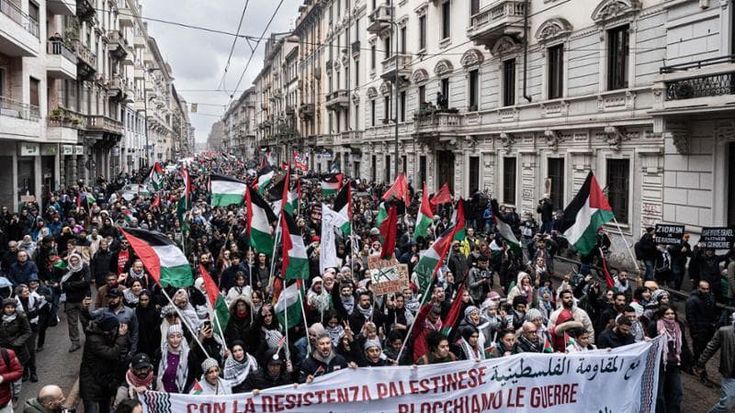 In 15 mila nelle strade del centro di Milano al corteo pro Gaza, momenti di tensione ma nessuno scontro