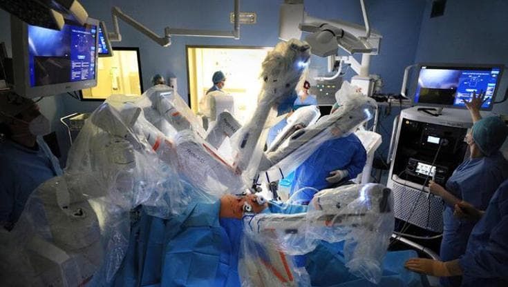 Il medico a Roma e il paziente operato a Pechino: la nuova sfida della telechirurgia robotica
