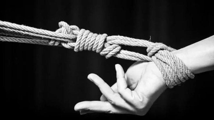 Minaccia di denunciarlo per violenza dopo un incontro sadomaso e si fa dare 20mila euro: arrestata