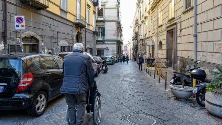 Napoli, l'ufficio disabili negato ai disabili: non ci sono l’ascensore e il parcheggio