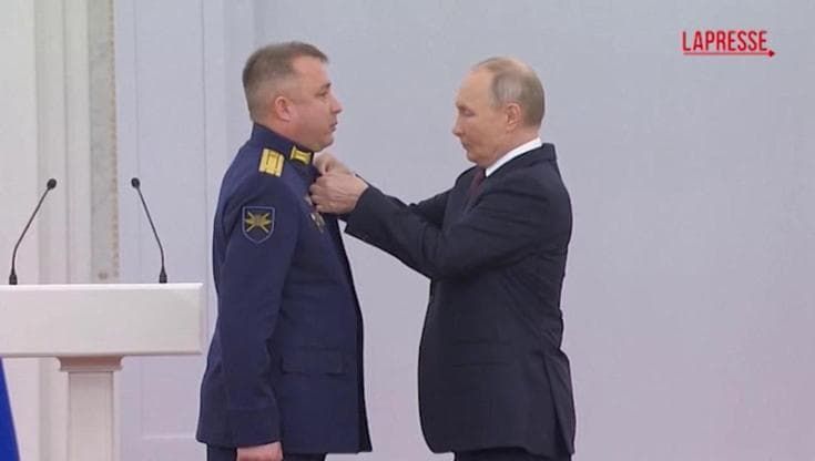 Mosca, Putin conferisce ai militari il titolo di 'Eroi della Russia': "Nessun dubbio che vinceremo"