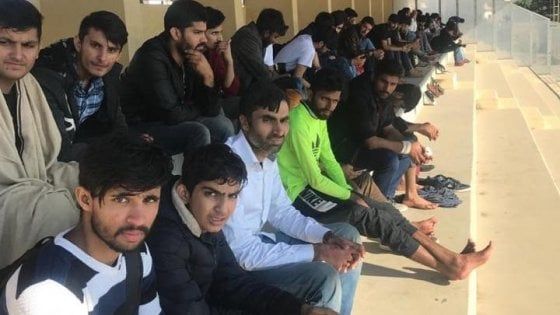 Avetrana, tutto il paese si mobilita per dare da mangiare ai 70 migranti sbarcati all'alba