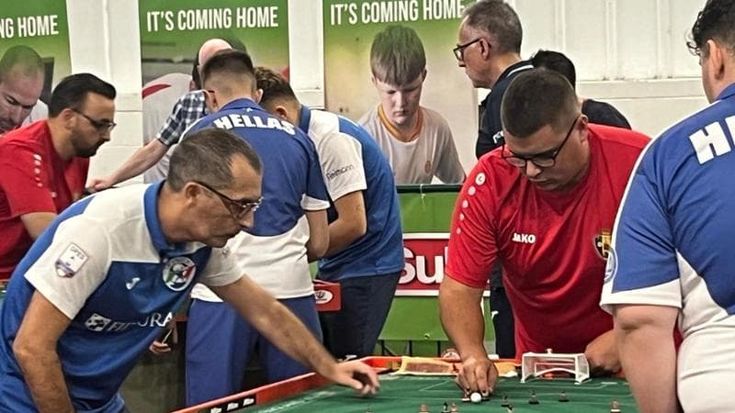 Subbuteo, il gioco sopravvissuto alla tecnologia. Il fuoriclasse italiano: “Non serve allenarmi, ho il dito magico”
