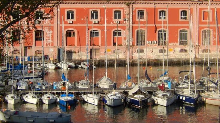 Una cima rossa contro la violenza sulle donne: domenica la veleggiata nel golfo