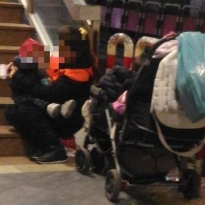 Napoli, sfruttavano bimba di 18 mesi per accattonaggio: denunciati i genitori