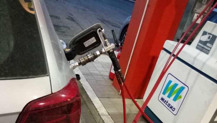 Addio auto a metano? Vendite dimezzate e il sorpasso delle elettriche