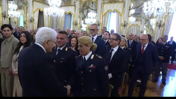 Mattarella stringe la mano alla poliziotta palermitana che salvò un ragazzo: “Gesto coraggioso”