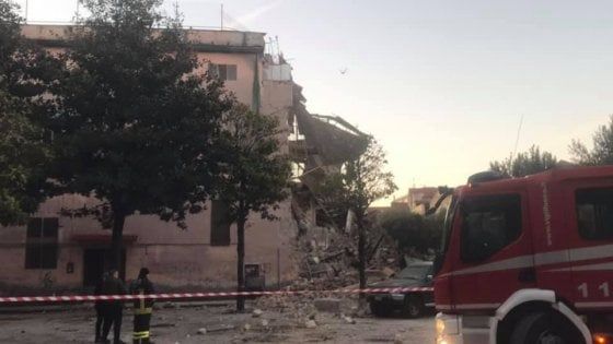 Crolla un‘ala di un palazzo in  piazza Marconi ad Aversa